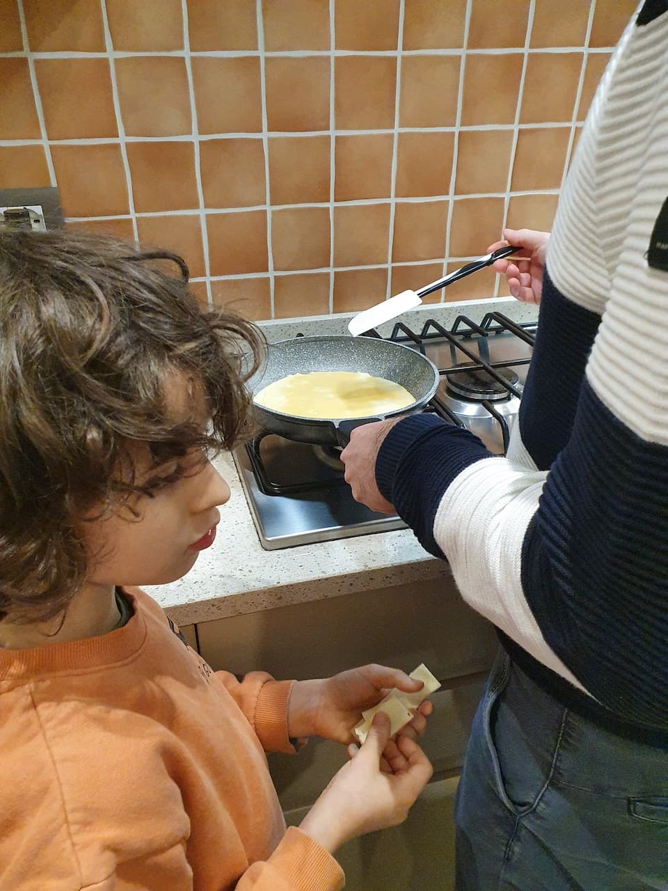 Omelette - uova versate in padella