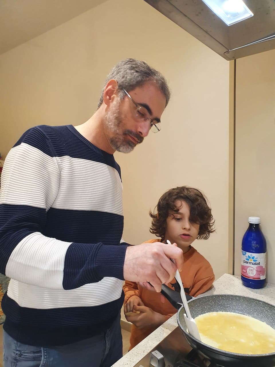 Omelette - uova versate in padella