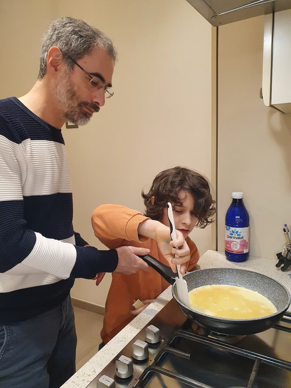 Omelette - uova versate in padella