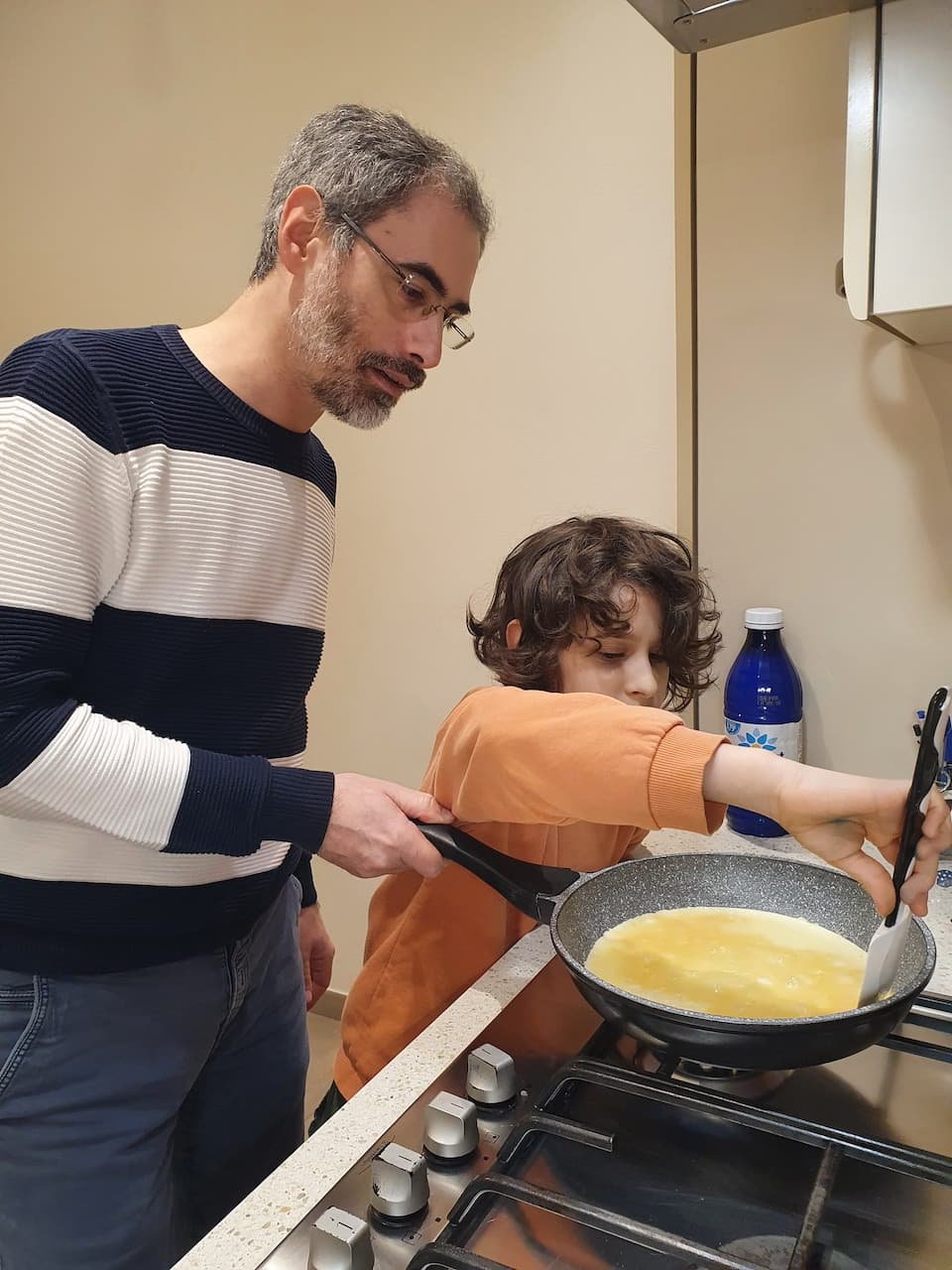 Omelette - uova versate in padella